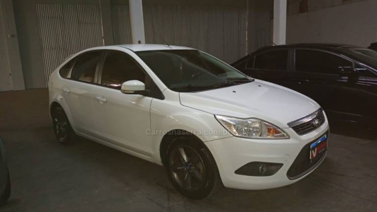 FORD - FOCUS - 2011/2012 - Branca - R$ 40.000,00