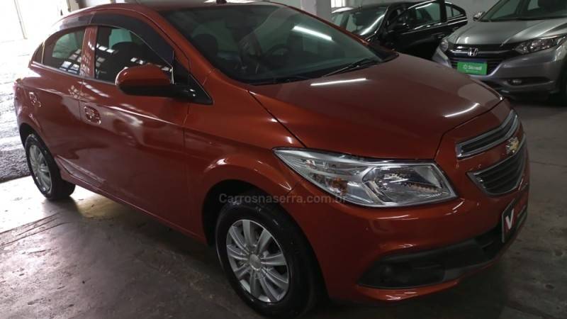 CHEVROLET - ONIX - 2013/2013 - Laranja - R$ 40.000,00
