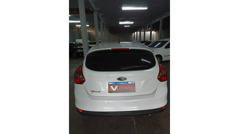FORD - FOCUS - 2013/2014 - Branca - R$ 56.000,00