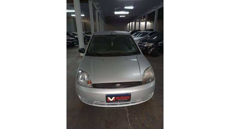 FORD - FIESTA - 2003/2004 - Prata - R$ 16.500,00
