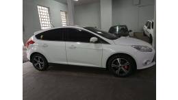 FORD - FOCUS - 2013/2014 - Branca - R$ 56.000,00