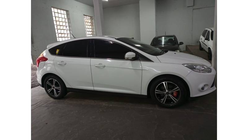 FORD - FOCUS - 2013/2014 - Branca - R$ 56.000,00