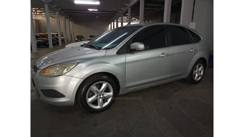 FORD - FOCUS - 2010/2011 - Prata - R$ 38.000,00