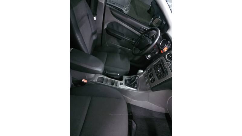 FORD - FOCUS - 2010/2011 - Prata - R$ 38.000,00