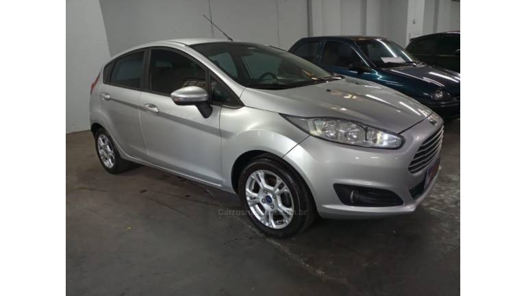 FORD - FIESTA - 2013/2014 - Prata - R$ 42.000,00