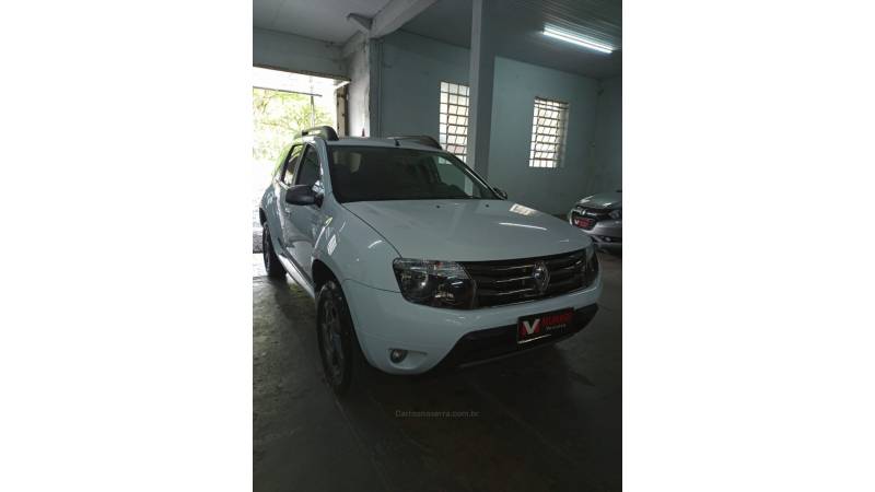 RENAULT - DUSTER - 2013/2014 - Branca - R$ 52.000,00