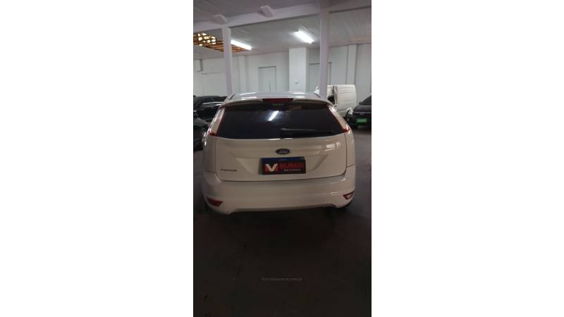 FORD - FOCUS - 2011/2012 - Branca - R$ 40.000,00