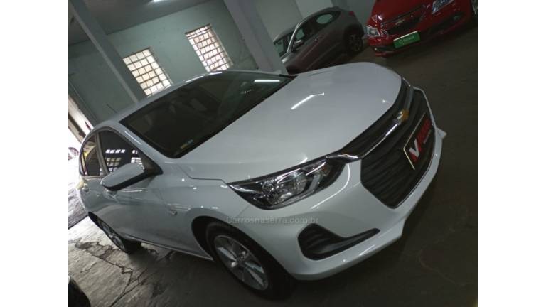 CHEVROLET - ONIX - 2023/2023 - Branca - R$ 76.000,00