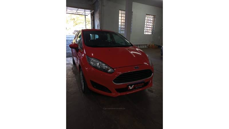 FORD - FIESTA - 2015/2016 - Vermelha - R$ 47.000,00