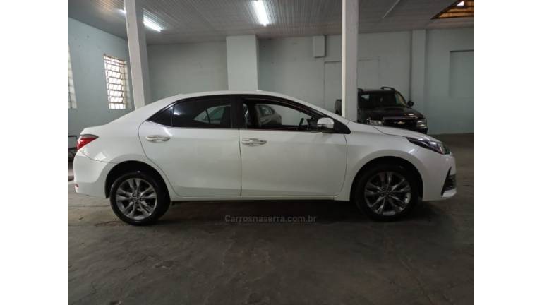 TOYOTA - COROLLA - 2018/2019 - Branca - R$ 105.000,00