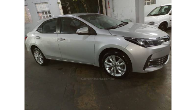 TOYOTA - COROLLA - 2017/2018 - Prata - R$ 100.000,00