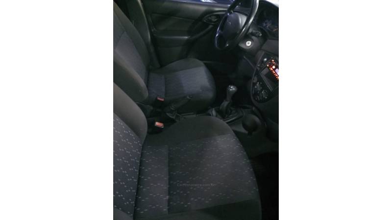 FORD - FOCUS - 2005/2005 - Prata - R$ 23.000,00
