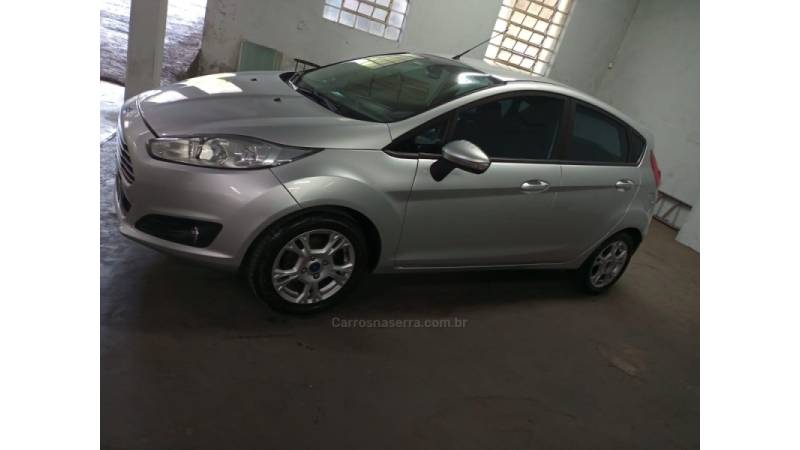 FORD - FIESTA - 2013/2014 - Prata - R$ 42.000,00
