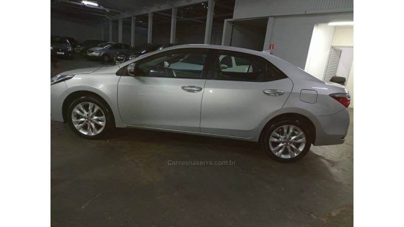 TOYOTA - COROLLA - 2017/2018 - Prata - R$ 102.000,00