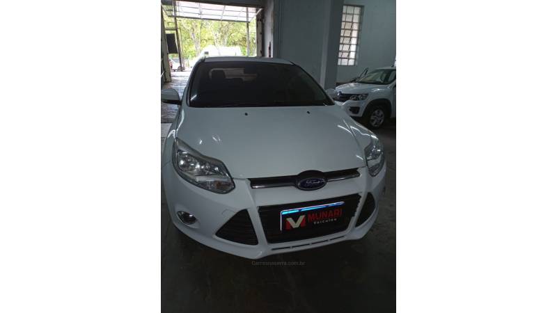 FORD - FOCUS - 2013/2014 - Branca - R$ 56.000,00