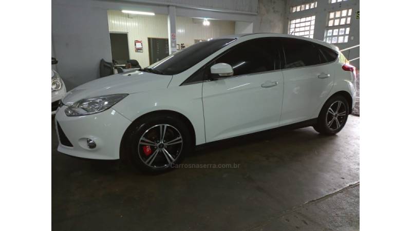 FORD - FOCUS - 2013/2014 - Branca - R$ 56.000,00