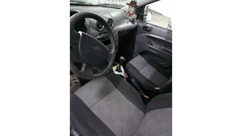 FORD - FIESTA - 2003/2004 - Prata - R$ 16.500,00